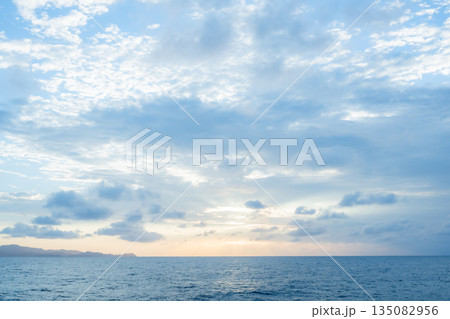 海と島と空の風景 135082956