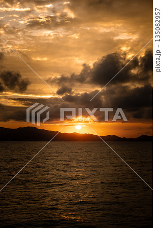 海に沈む太陽の景色 135082957
