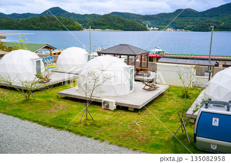 海辺のドーム型テントと緑の芝生 【撮影協力：隠岐シーサイドリゾートみやび様】 135082958