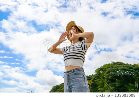 青空の下で叫ぶ女性 【撮影協力：隠岐シーサイドリゾートみやび様】 135083009
