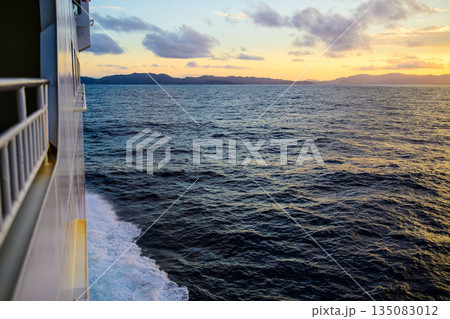 船から見る夕焼けの海 船から見る夕焼けの海 135083012