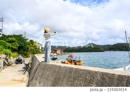 海辺で自撮りする女性 【撮影協力：隠岐シーサイドリゾートみやび様】 135083014