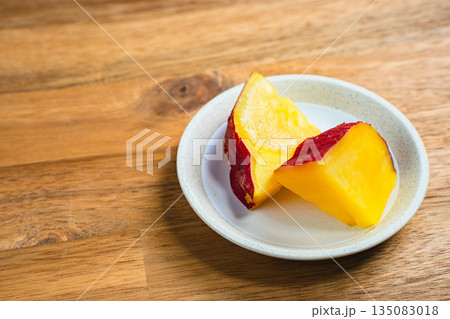 小皿に盛られたさつまいもの甘煮 135083018