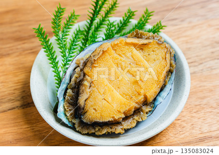 小皿に盛られたあわびの旨煮 小皿に盛られたあわびの旨煮 135083024