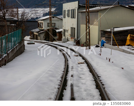 湯田中駅のホームと雪の線路 135083060