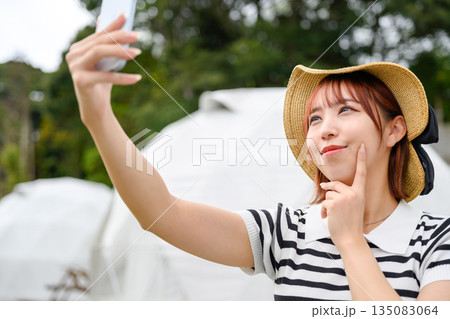 麦わら帽子で自撮りする女性 【撮影協力：隠岐シーサイドリゾートみやび様】 135083064