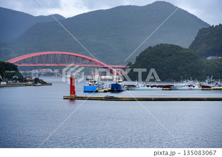 港の赤い橋と船 港の赤い橋と船 135083067