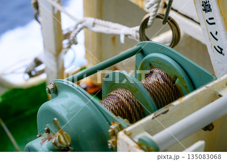 船のウインチとワイヤー 135083068