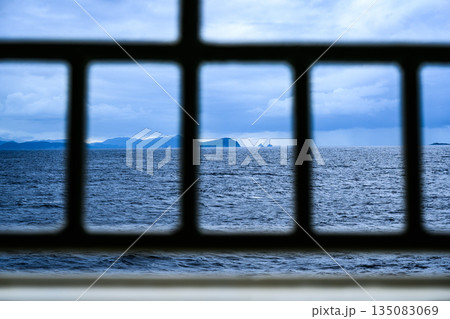 船窓から見る海 135083069