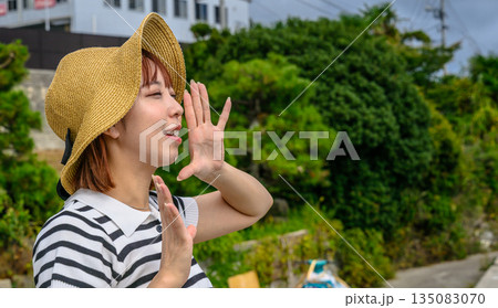 麦わら帽子で叫ぶ女性 【撮影協力:隠岐シーサイドリゾートみやび様】 麦わら帽子で叫ぶ女性 【撮影協力:隠岐シーサイドリゾートみやび様】 135083070