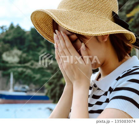 顔を覆う女性 135083074