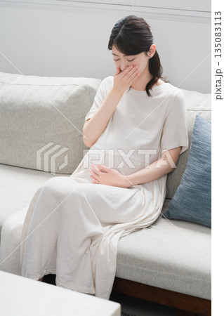 ソファーでくつろいでいる妊婦 ライフスタイルイメージ ソファーでくつろいでいる妊婦 ライフスタイルイメージ 135083113