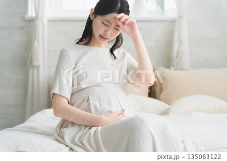ベッドでくつろいでいる妊婦　ライフスタイルイメージ 135083122