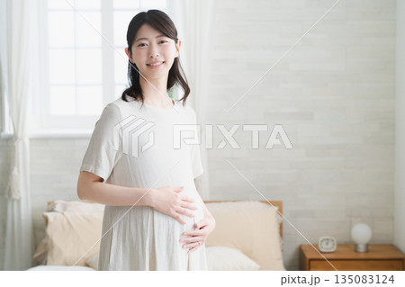 お腹をさする妊婦 ライフスタイルイメージ お腹をさする妊婦 ライフスタイルイメージ 135083124