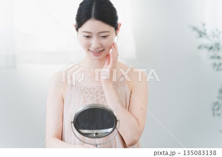 スキンケアをする若い女性　ビューティーイメージ 135083138