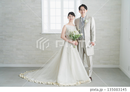ドレス姿の新婦とタキシード姿の新郎　ウエディングイメージ 135083145