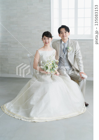 ドレス姿の新婦とタキシード姿の新郎　ウエディングイメージ 135083153