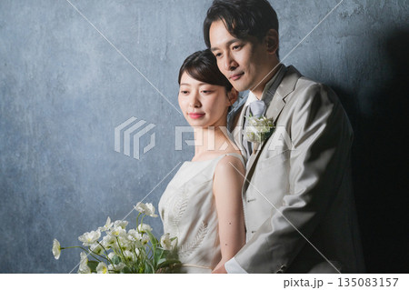 寄り添う新郎新婦　ウエディングイメージ 135083157