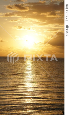 雲間から差し込む光の風景 雲間から差し込む光の風景 135083166