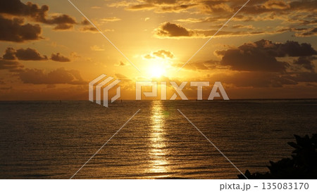 大自然が描く光と影の空 135083170