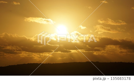 幻想的なオレンジ色の空と太陽 135083178