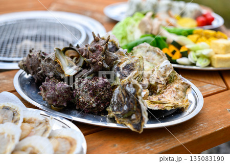 牡蠣とサザエの浜焼き準備 【撮影協力：隠岐シーサイドリゾートみやび様】 135083190