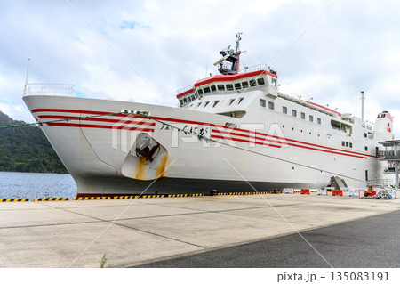 港に停泊する白いフェリー【フェリーくにが】 135083191