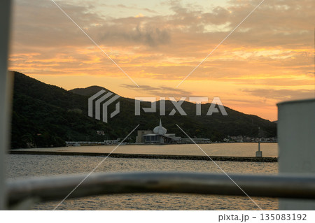 港の夕暮れ景色 135083192