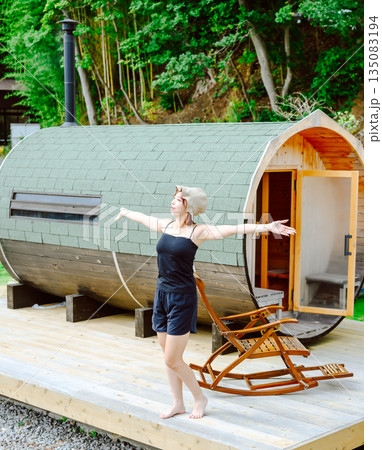 女性が屋外で深呼吸 【撮影協力:隠岐シーサイドリゾートみやび様】 女性が屋外で深呼吸 【撮影協力:隠岐シーサイドリゾートみやび様】 135083194