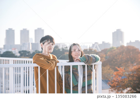 屋上で外を眺めるカップル 135083266