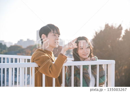 屋上で外を眺めるカップル 135083267