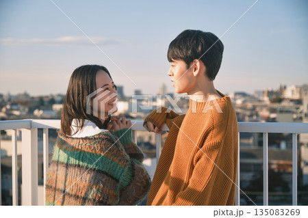 屋上にいるカップル 135083269