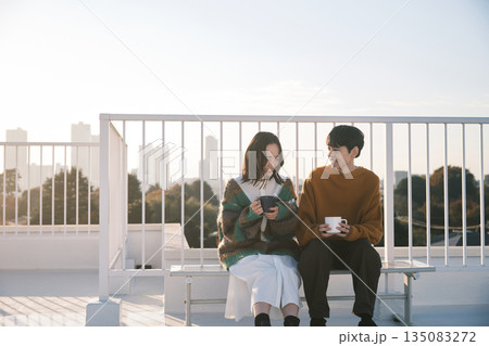 屋上でくつろぐカップル 135083272
