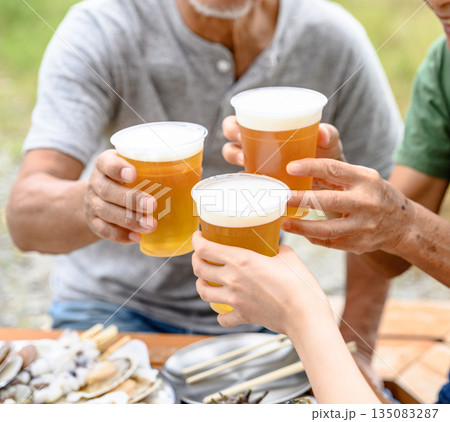 屋外でビールで乾杯 【撮影協力:隠岐シーサイドリゾートみやび様】 屋外でビールで乾杯 【撮影協力:隠岐シーサイドリゾートみやび様】 135083287