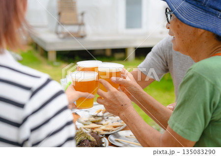 屋外でビール乾杯、バーベキュー 【撮影協力：隠岐シーサイドリゾートみやび様】 135083290