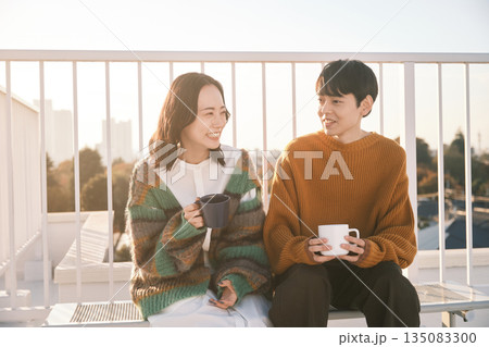 屋上でくつろぐカップル 135083300