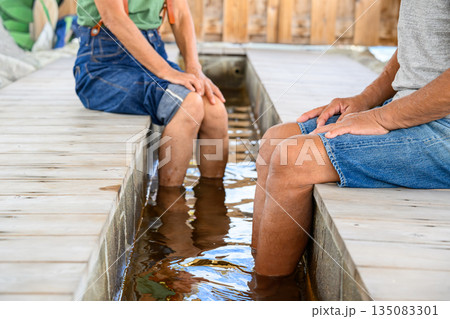 二人で足湯を楽しむ 【撮影協力：隠岐シーサイドリゾートみやび様】 135083301