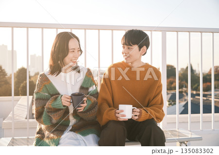 屋上でくつろぐカップル 135083302