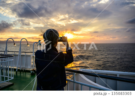 船上から夕日を撮る 135083303