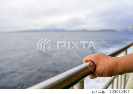 船の手すりを握る手 135083307