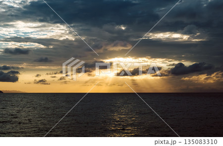 暗い海と夕焼けの空 135083310