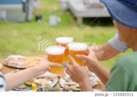 屋外バーベキューでビール乾杯 【撮影協力：隠岐シーサイドリゾートみやび様】 135083311