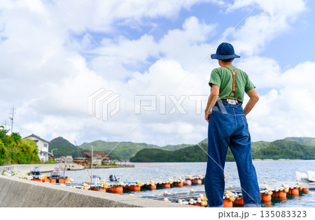 漁港で海を眺める人 【撮影協力:隠岐シーサイドリゾートみやび様】 漁港で海を眺める人 【撮影協力:隠岐シーサイドリゾートみやび様】 135083323