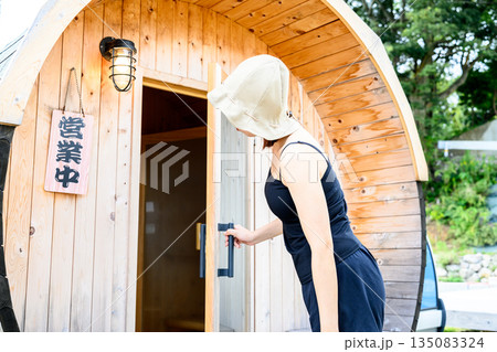 女性がサウナ小屋に入る 【撮影協力:隠岐シーサイドリゾートみやび様】 女性がサウナ小屋に入る 【撮影協力:隠岐シーサイドリゾートみやび様】 135083324