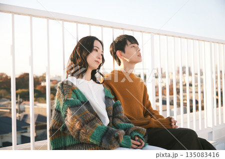 屋上でくつろぐカップル 135083416