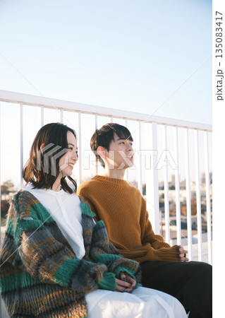 屋上でくつろぐカップル 135083417