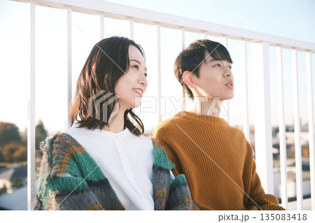 屋上でくつろぐカップル 135083418