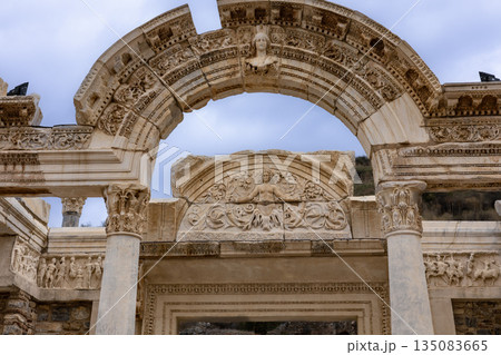 トルコエフェソス遺跡 ハドリアヌス神殿 135083665