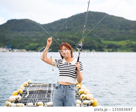 女性が海で魚釣り 【撮影協力:隠岐シーサイドリゾートみやび様】 女性が海で魚釣り 【撮影協力:隠岐シーサイドリゾートみやび様】 135083697