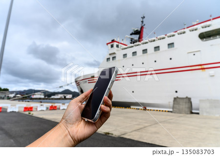 港でスマホを持つ手 135083703